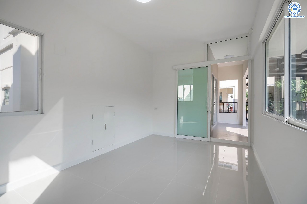 บ้านมือสองตกแต่งใหม่ โครงการ พฤกษ์ลดา1 บางใหญ่ บนเนื้อที่ 50 ตร.ว. ฟังก์ชัน 4 ห้องนอน (ห้องนอนชั้นล่าง 1 ห้อง) 2 ห้องน้ำ 2 ที่จอดรถ ทำเลเดินทางสะดวก เชื่อมต่อถนนกาญจนาภิเษก ใกล้รถไฟฟ้าสายสีม่วง "สถานีคลองบางไผ่" และทางด่วน "กาญจนาภิเษก"